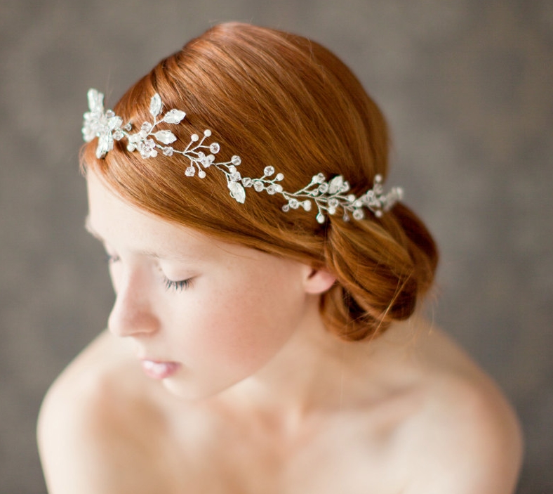 10 Aksesori kepala berbentuk bunga ini bikin 'mahkota'mu makin indah