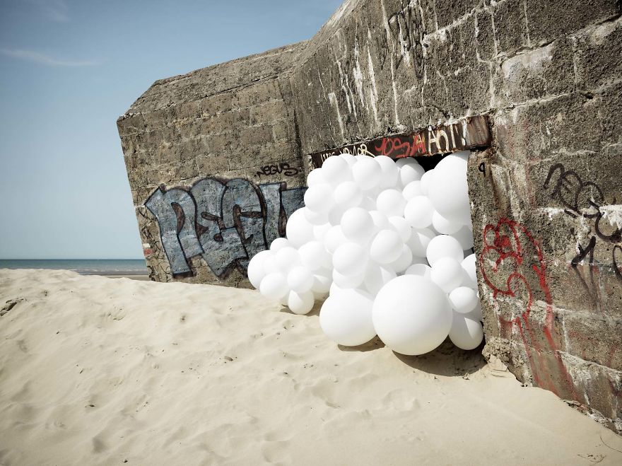 12 Foto tumpukan balon putih ini simpel tapi kerennya kebangetan