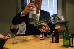 Pria ini tumpuk 4 botol secara acak, hasilnya pasti kamu nggak nyangka