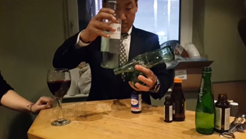 Pria ini tumpuk 4 botol secara acak, hasilnya pasti kamu nggak nyangka