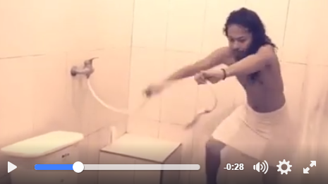 Aksi lelaki gondrong lawan shower ini bikin ketawa nggak karuan