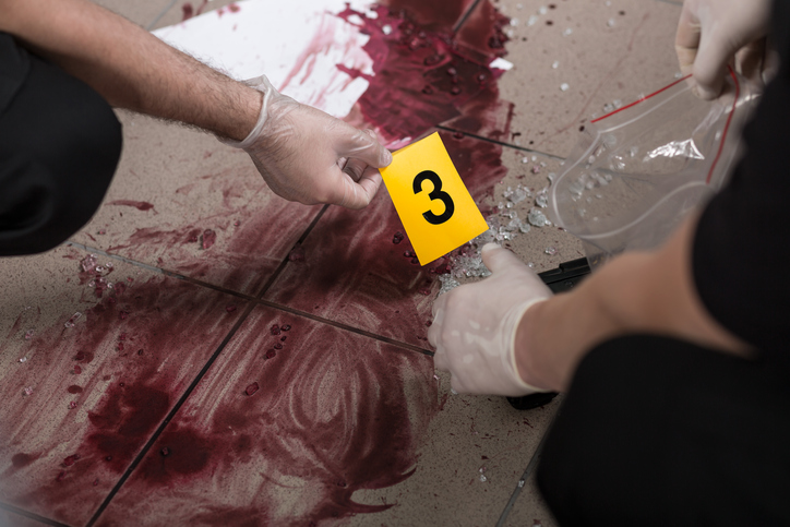 Pakai linggis tak bisa akhirnya dibongkar pakai godam