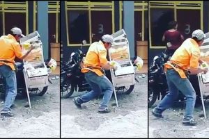 Gaya tukang rujak saat racik jualannya ini asoy banget, tarik mang