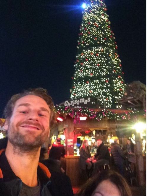 foto ini cuma dialami cewek kalau punya pacar bertubuh jangkung © 2016 berbagai sumber