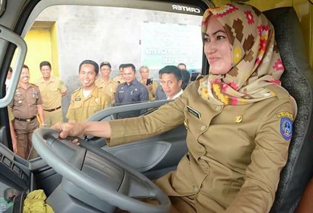 indah indriani bupati luwu utara yang cantiknya bikin adem © 2016 instagram