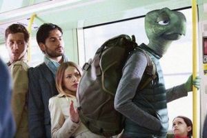 6 Foto editan kocak ini sindir kelakuan penumpang KRL yang menyebalkan