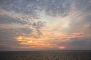 Pengunjung Pelni nikmati sunset terakhir 2016 di top deck KM Umsini