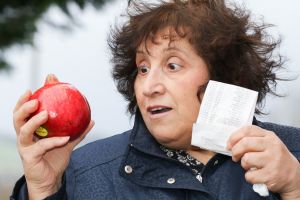 Bayar Rp 2,5 juta untuk satu buah delima, perempuan ini syok