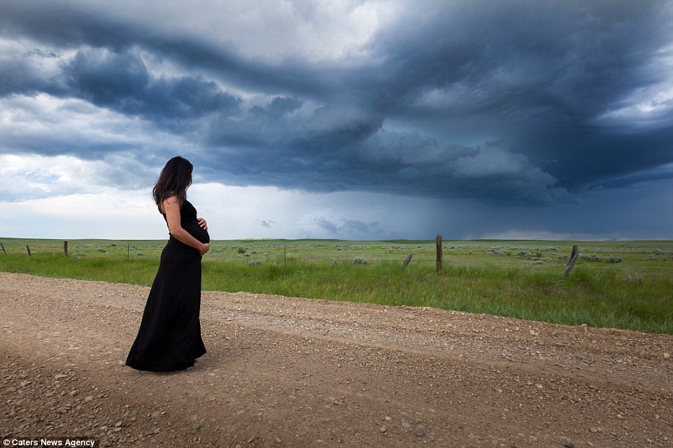 Ibu hamil ini nekat mengejar badai demi ciptakan foto yang dramatis