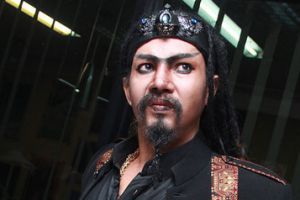 5 Aksi menantang maut pesulap Limbad, pernah dikubur hidup-hidup