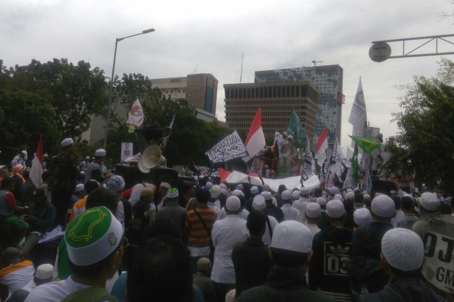 Massa kontra Ahok datang dengan berjalan kaki