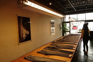 Unik, butik ini jual celana jeans yang minimal sudah dipakai 1 tahun