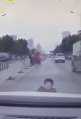 tabrak mobil demi uang © 2017 brilio.net tabrak mobil demi uang © 2017 brilio.net