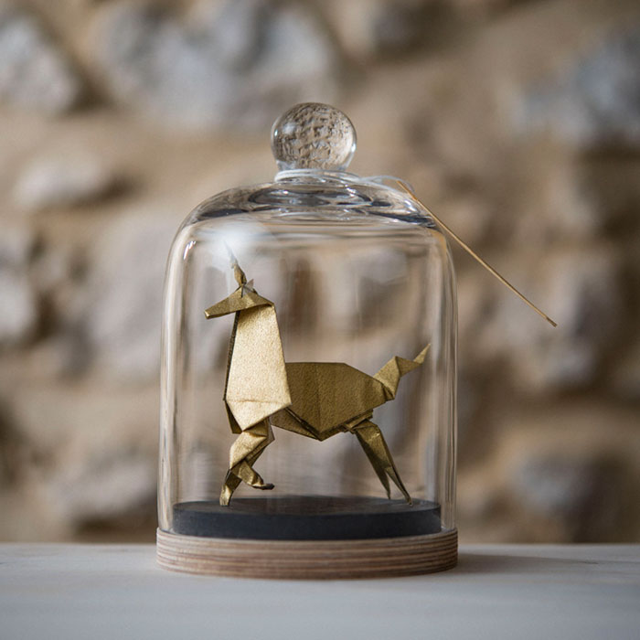 12 Karya origami dalam guci kaca ini elegan, bisa jadi ide kado nih