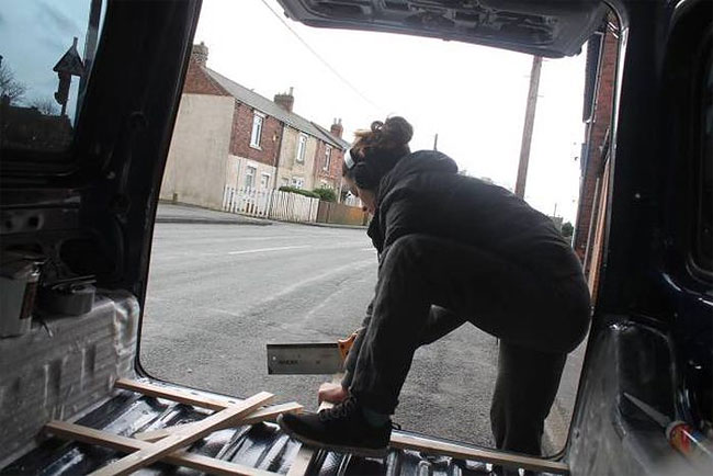 wanita menyulap mobil van tua © 2017 designyoutrust.com