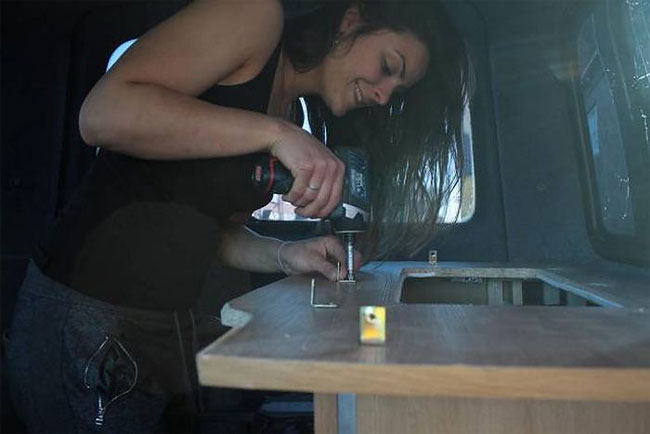 wanita menyulap mobil van tua © 2017 designyoutrust.com