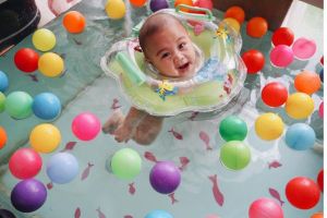 Lucunya ekspresi 7 bayi artis saat berenang ini bikin gemas