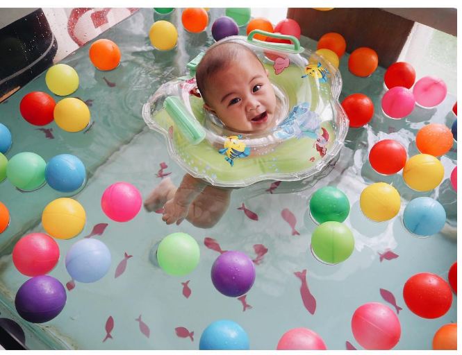 Lucunya ekspresi 7 bayi artis saat berenang ini bikin gemas