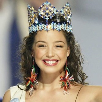 Yuk intip beda penampilan 20 ratu kecantikan di panggung vs keseharian