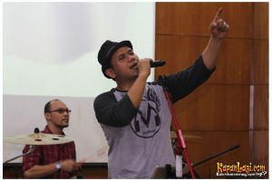 10 Aksi panggung khas dari Fadly 'Padi', mana paling keren?