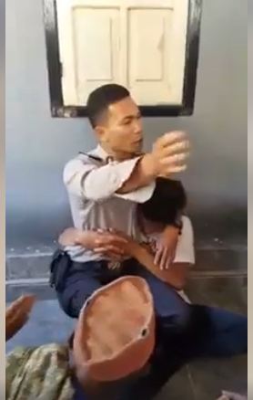 aksi polisi lindungi maling ayam dari amukan warga ini bikin kagum © 2017 facebook