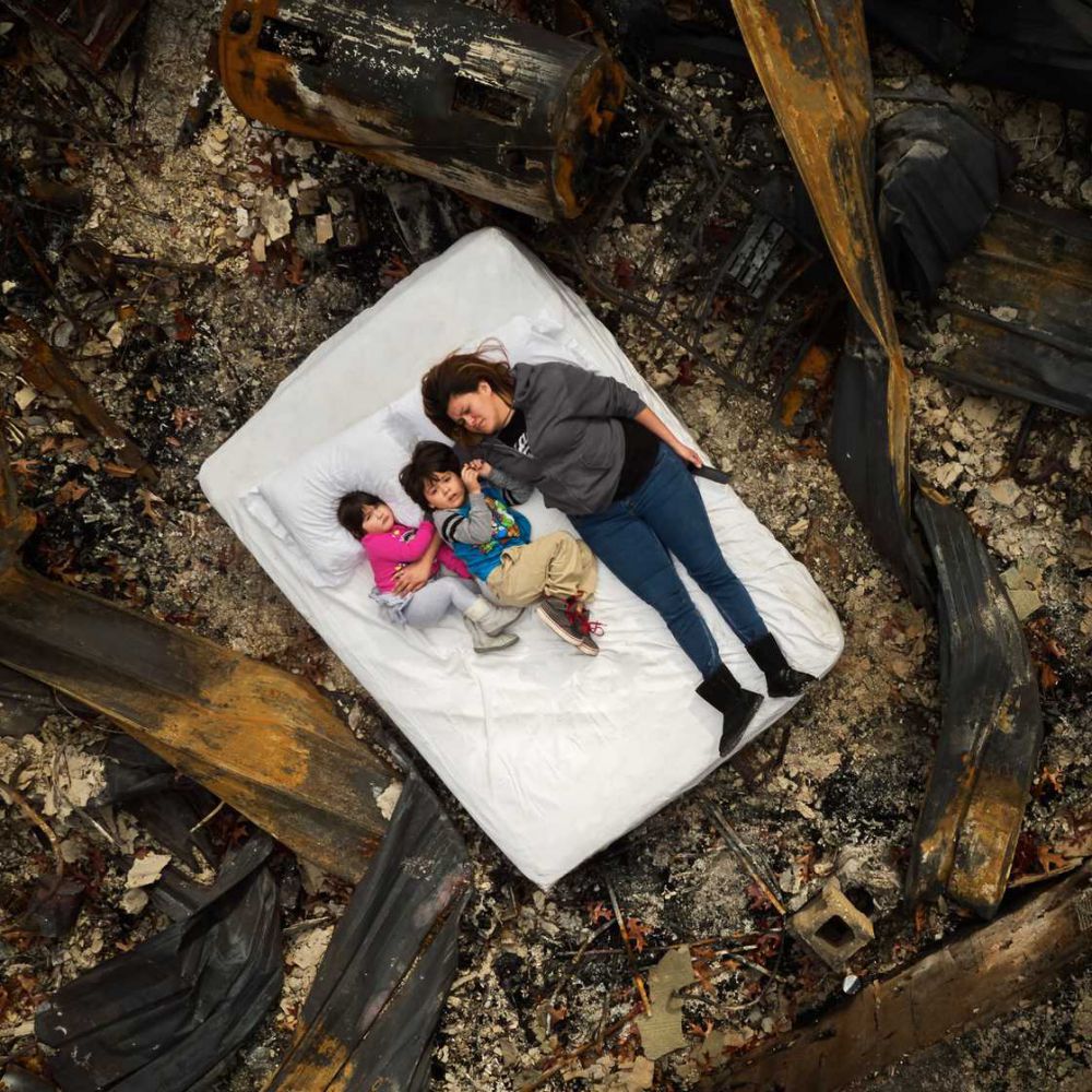 15 Foto korban bencana tidur di puing bangunan ini bikin hati teriris
