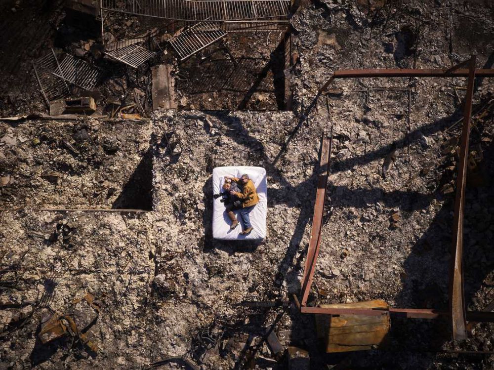 15 Foto korban bencana tidur di puing bangunan ini bikin hati teriris