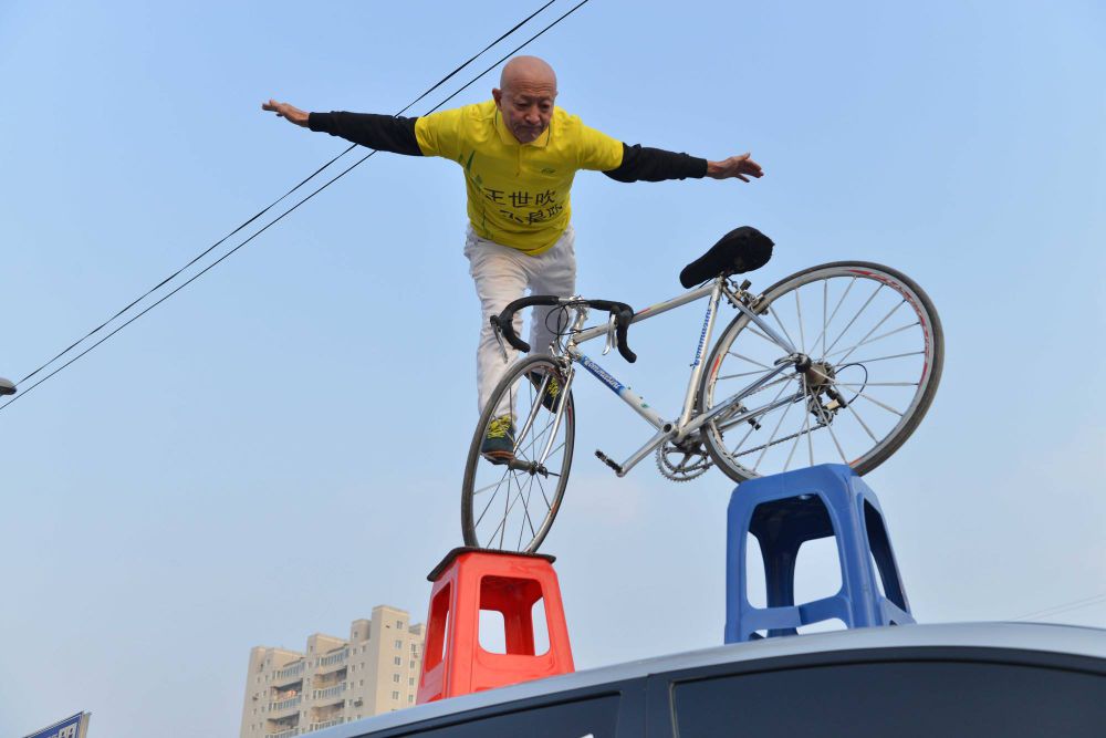 kakek akrobat © 2017 brilio.net