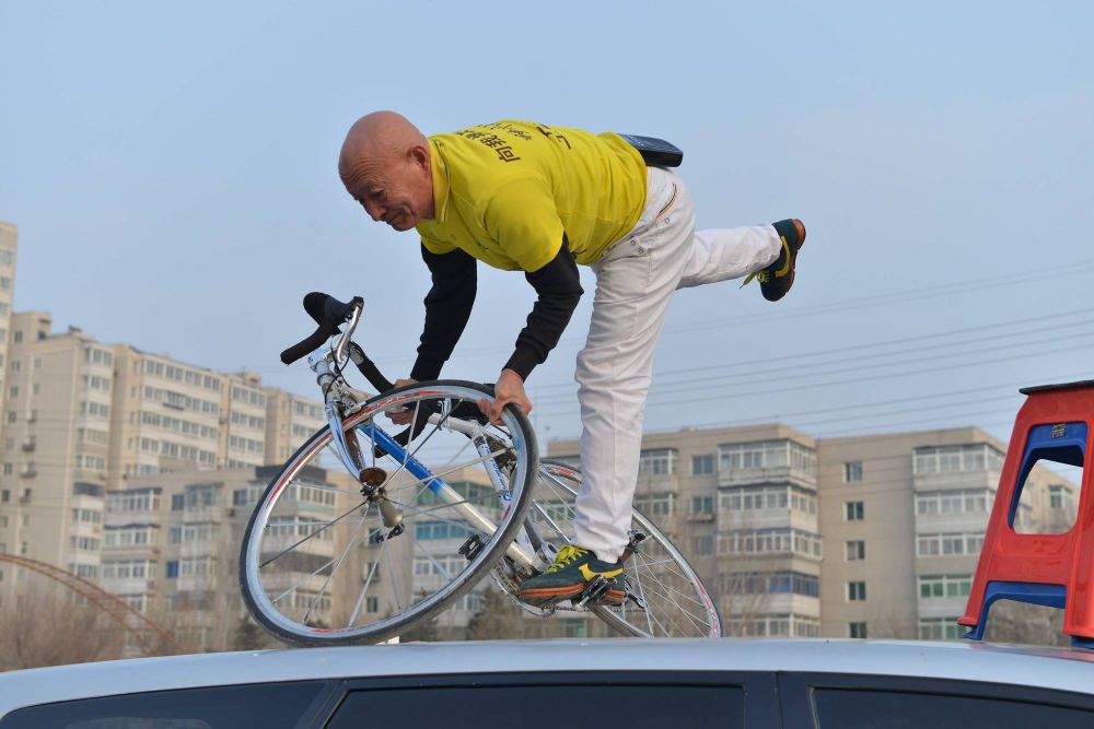 kakek akrobat © 2017 brilio.net