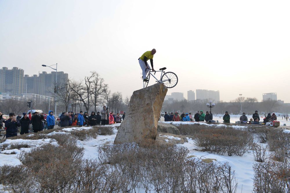 kakek akrobat © 2017 brilio.net