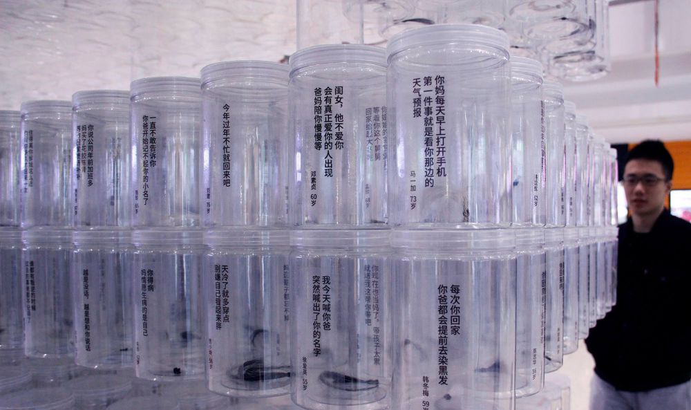 Tumpukan gelas kaca membentuk aksara China ini isinya bikin takjub