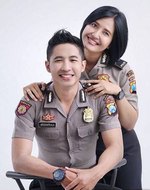 10 Foto mesra TNI-Polri bersama pasangannya ini bikin baper maksimal