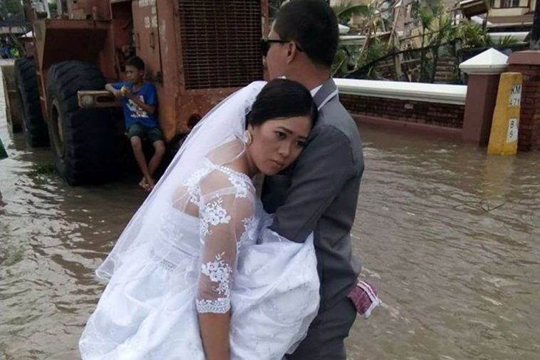 Banjir setinggi lutut, tak menyurutkan niat pasangan ini untuk menikah