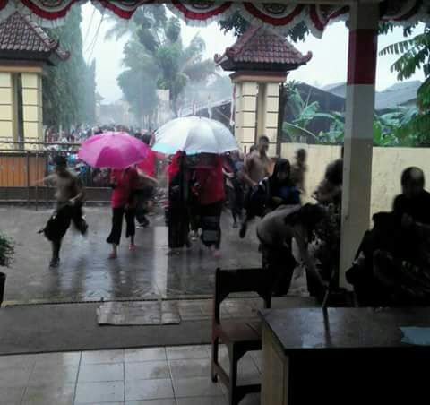 Puluhan siswa SMA di Jepara dihukum berhujan-hujanan karena telat, duh