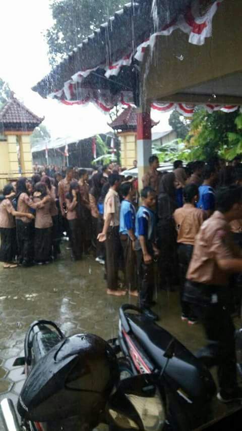 Puluhan siswa SMA di Jepara dihukum berhujan-hujanan karena telat, duh