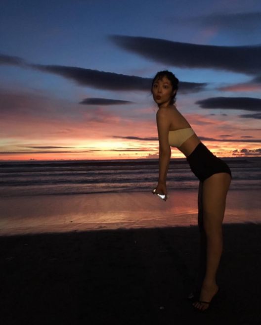 begini gaya artis korea choi sulli saat liburan ke bali © 2017 instagram begini gaya artis korea choi sulli saat liburan ke bali © 2017 instagram