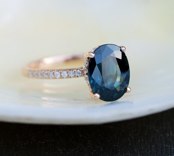 12 Inspirasi cincin tunangan ini cocok buat kamu pecinta warna biru