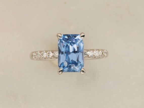 12 Inspirasi cincin tunangan ini cocok buat kamu pecinta warna biru