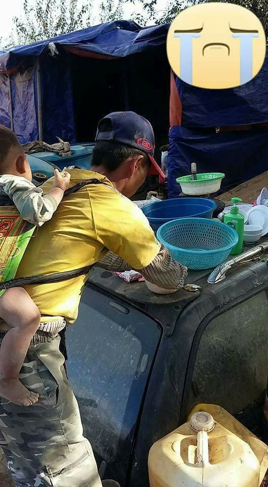 Potret pria pemanggul semen gendong anaknya saat kerja ini bikin haru