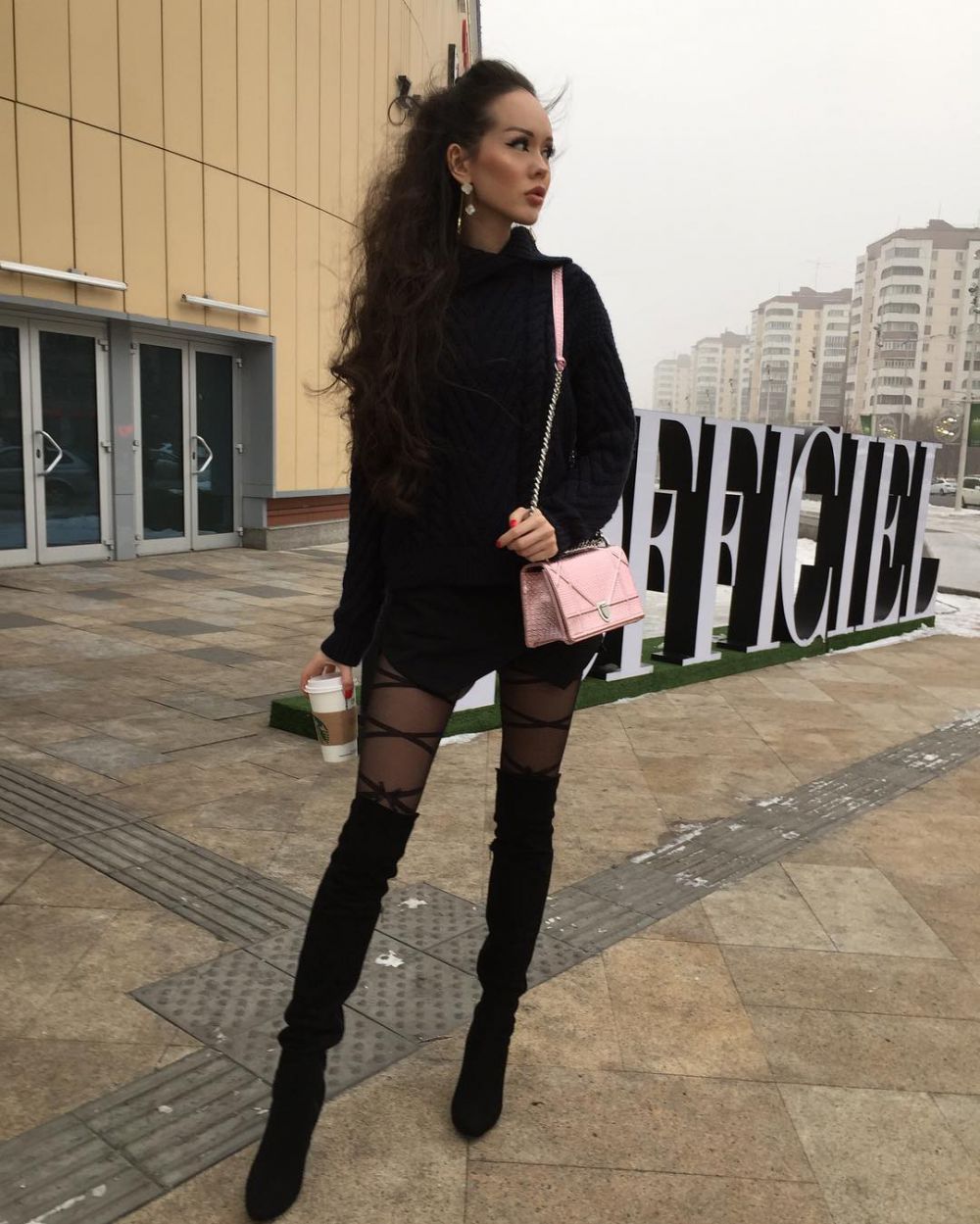 10 Foto Dinara Rakhimbaeva, cewek seksi 'Barbie dari Kazakhstan'