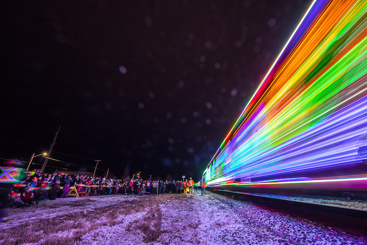 10 Foto keren kereta api penuh lampu LED, bikin perjalanan kian asyik