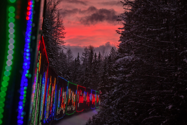 10 Foto keren kereta api penuh lampu LED, bikin perjalanan kian asyik