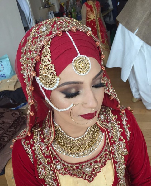 Suka warna merah Coba deh 10 ide pengantin  muslim ala 