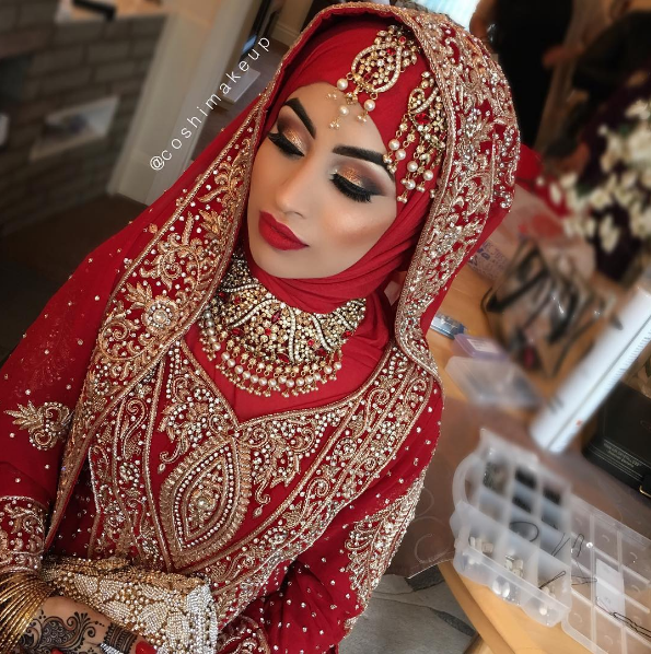 Suka warna merah Coba deh 10 ide pengantin  muslim ala 