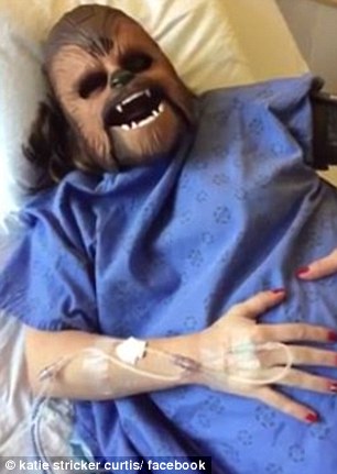 Wanita ini jadi viral setelah gunakan topeng Star Wars saat melahirkan