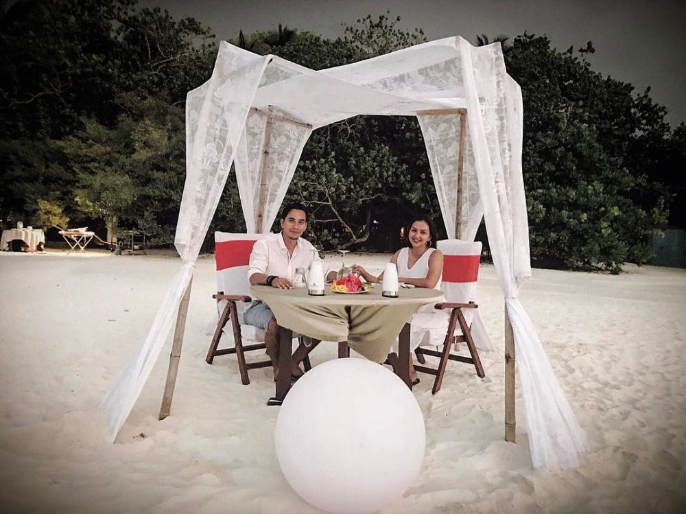 10 Foto perayaan 10 tahun pernikahan Donna dan Darius di Maladewa