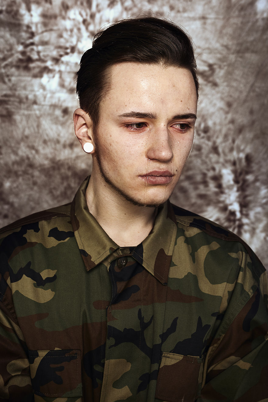 14 Foto cowok menangis saat dipaksa jadi tentara ini menyentuh hati