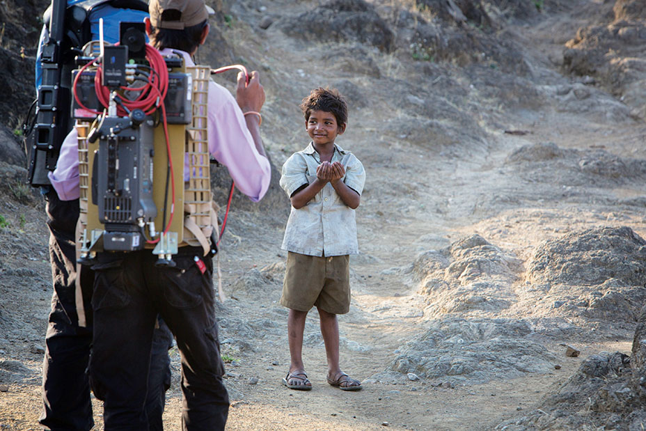 10 Fakta film Lion, kisah nyata bocah cari keluarga pakai Google Earth