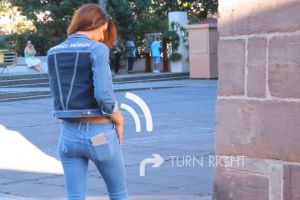 Celana jeans ini bisa tunjukkan jalan, bergetar kalau kamu salah arah