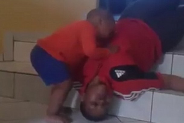 Video bocah histeris bangunkan tantenya yang 'meninggal' ini viral